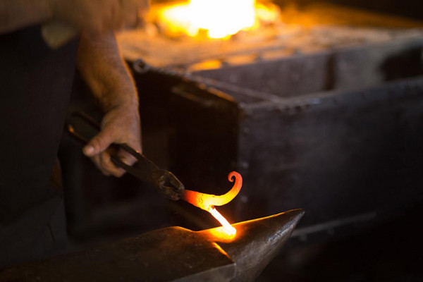 Եռանկյունի դարբնոց