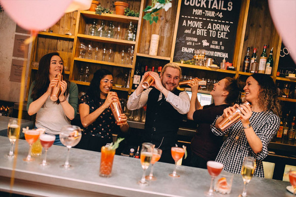 Ալկոհոլային կոկտեյլների պատրաստման և ֆլեյրինգի վարպետաց դասեր Chechil®-ում