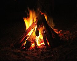 Ջերմ երեկո խարույկի շուրջ - Կանաչ տուն